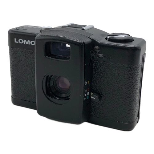 LOMO (ロモグラフィー) LC-A+ 35 mm Film Camera  焦点距離: 32mm 絞り: f2.8, f3.5, f5.6, f8, f11, f16 シャッタースピード: バルブ (B) - 1/500 -