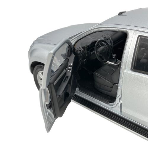 D-MAX Jピックアップトラック 1/18 ミニカー