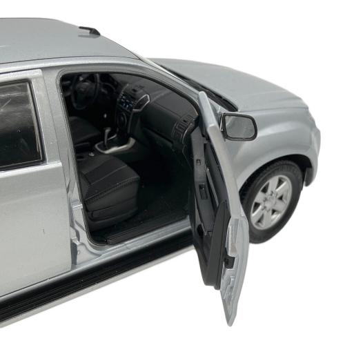 D-MAX Jピックアップトラック 1/18 ミニカー