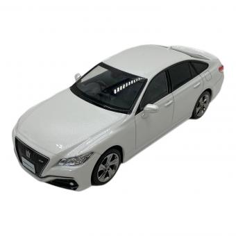 CROWN 1/30色見本ミニカー プレシャスホワイトパール