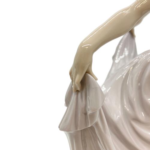 LLADRO (リヤドロ) フィギュリン 「踊る少女」