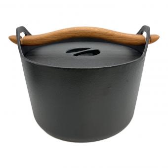 iittala (イッタラ) サルパネヴァ キャセロール ブラック