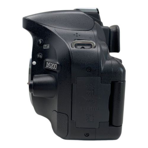 Nikon (ニコン) デジタル一眼レフカメラ 2012年モデル 18-55 VR レンズキット D5200 2410万画素 APS-C 専用電池 SDXCカード対応 2207037