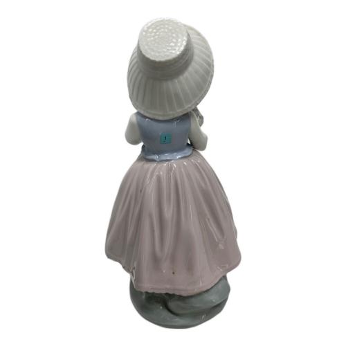 LLADRO (リヤドロ) フィギュリン リンダ 花束を持つ少女
