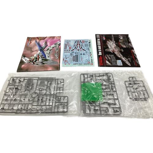 BANDAI (バンダイ) プラモデル アニメキャラクター 1/72 VF-25メサイアバルキリー アルト機 河森正治プロデュースクリアバージョン プロショップ専用商品