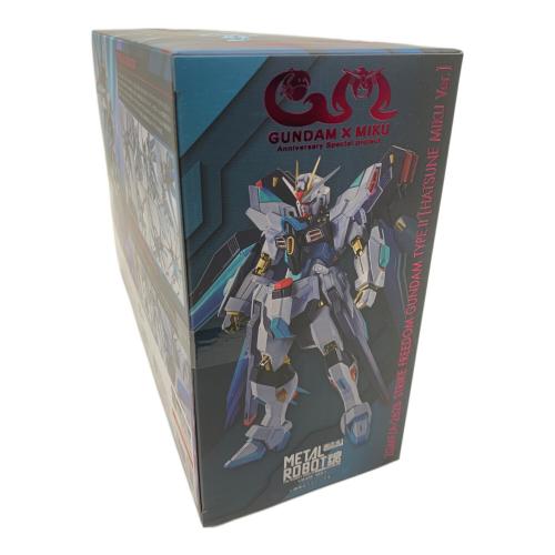BANDAI (バンダイ) ストライクフリーダムガンダム弐式（初音ミクVer.） フィギュア METAL ROBOT魂
