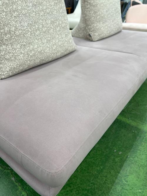 ligne roset (リーンロゼ) 2人掛けソファー ライトグレー×ベージュ ウルトラスウェード 296 PRADO