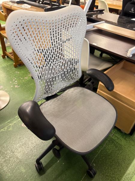 Herman Miller (ハーマンミラー) ワークチェアー ブラック×ホワイト 肘