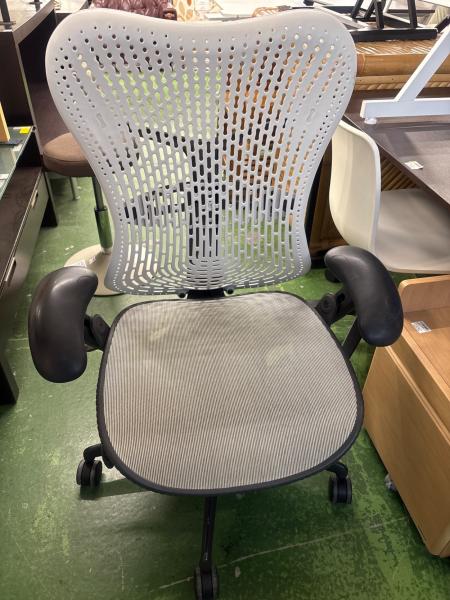 Herman Miller (ハーマンミラー) ワークチェアー ブラック×ホワイト 肘