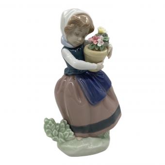 LLADRO (リヤドロ) 置物 「春が来た」花を抱えた少女①