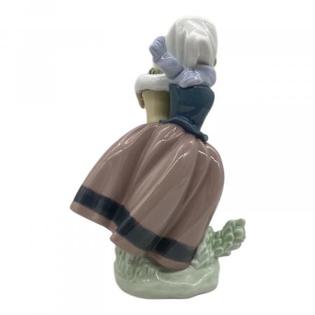 LLADRO (リヤドロ) 置物 「春が来た」花を抱えた少女①｜トレファクONLINE