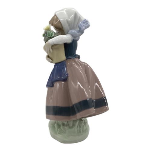 LLADRO (リヤドロ) 置物 「春が来た」花を抱えた少女①