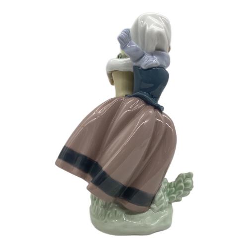LLADRO (リヤドロ) 置物 「春が来た」花を抱えた少女①