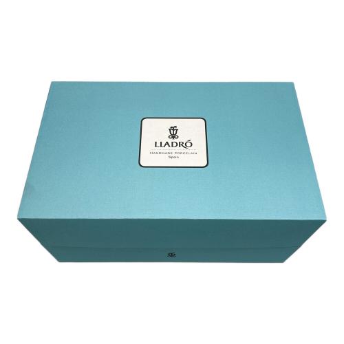 LLADRO (リヤドロ) フィギュリン たくさん摘めたよ!