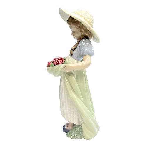 LLADRO (リヤドロ) フィギュリン 7229 カーネーションをあなたに