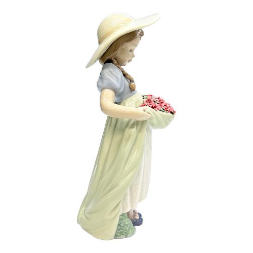 LLADRO (リヤドロ) フィギュリン 7229 カーネーションをあなたに