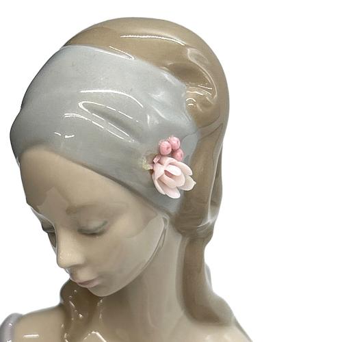 LLADRO (リヤドロ) フィギュリン 貴婦人とチワワ ※花に一部カケ有