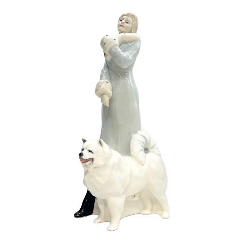 ROYAL DOULTON (ロイヤルドルトン) フィギュリン A winter's walk （冬の散歩）