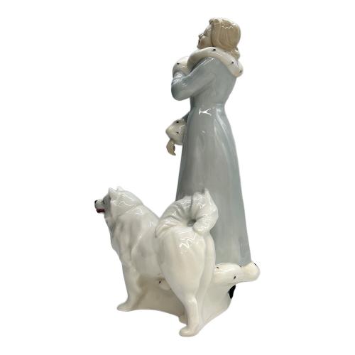 ROYAL DOULTON (ロイヤルドルトン) フィギュリン A winter's walk （冬の散歩）