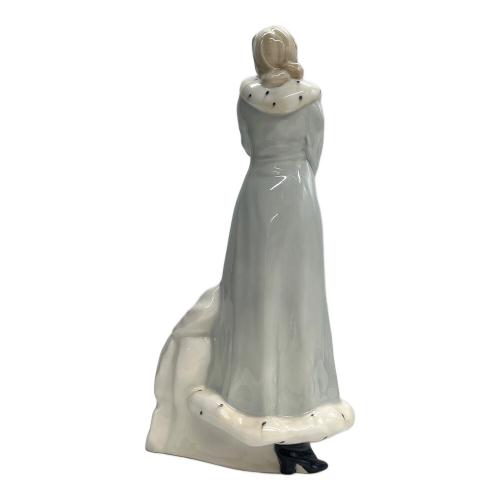 ROYAL DOULTON (ロイヤルドルトン) フィギュリン A winter's walk （冬の散歩）