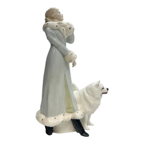 ROYAL DOULTON (ロイヤルドルトン) フィギュリン A winter's walk （冬の散歩）