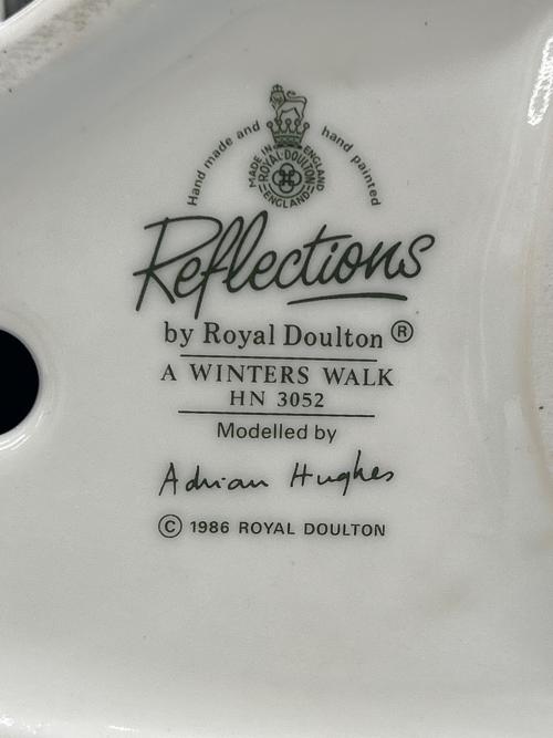 ROYAL DOULTON (ロイヤルドルトン) フィギュリン A winter's walk （冬の散歩）