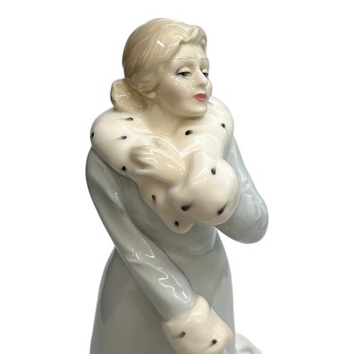 ROYAL DOULTON (ロイヤルドルトン) フィギュリン A winter's walk （冬の散歩）