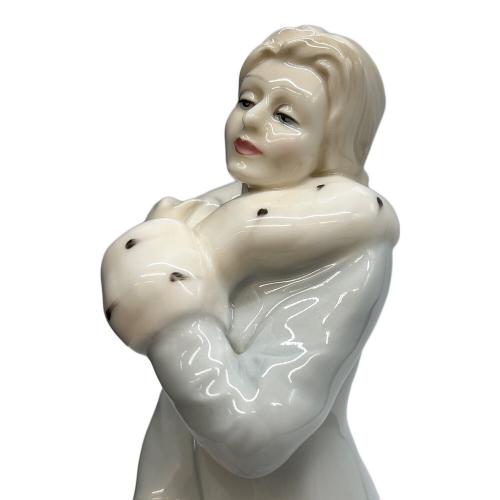ROYAL DOULTON (ロイヤルドルトン) フィギュリン A winter's walk （冬の散歩）