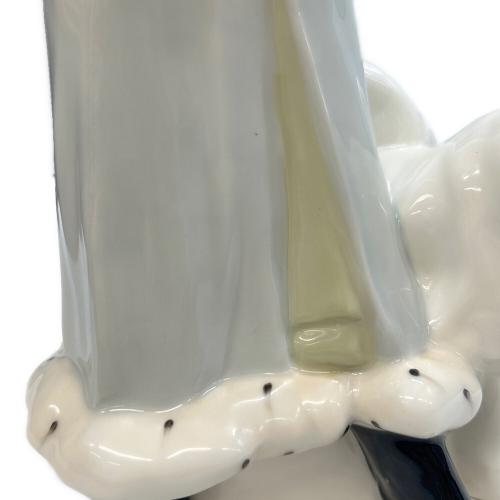ROYAL DOULTON (ロイヤルドルトン) フィギュリン A winter's walk （冬の散歩）