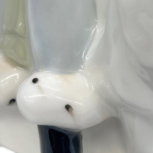 ROYAL DOULTON (ロイヤルドルトン) フィギュリン A winter's walk （冬の散歩）
