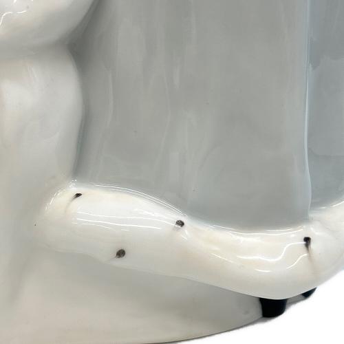ROYAL DOULTON (ロイヤルドルトン) フィギュリン A winter's walk （冬の散歩）