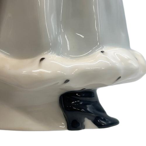 ROYAL DOULTON (ロイヤルドルトン) フィギュリン A winter's walk （冬の散歩）