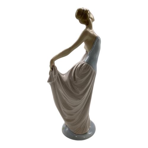 LLADRO (リヤドロ) フィギュリン 踊る少女