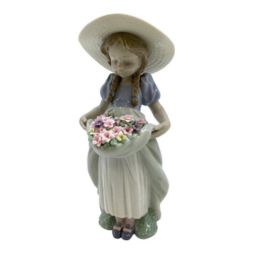 LLADRO (リヤドロ) フィギュリン たくさん摘めたよ