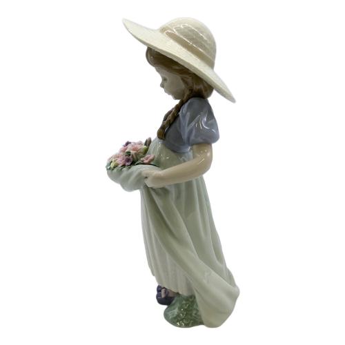 LLADRO (リヤドロ) フィギュリン たくさん摘めたよ