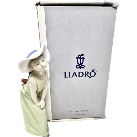 LLADORO（リヤドロ）フィギュリン CURIOUS GIRL WITH STRAW HAT