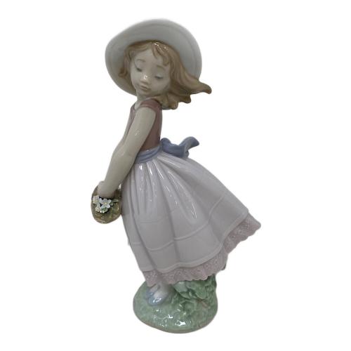 LLADRO (リヤドロ) フィギュリン 花の小径 8246