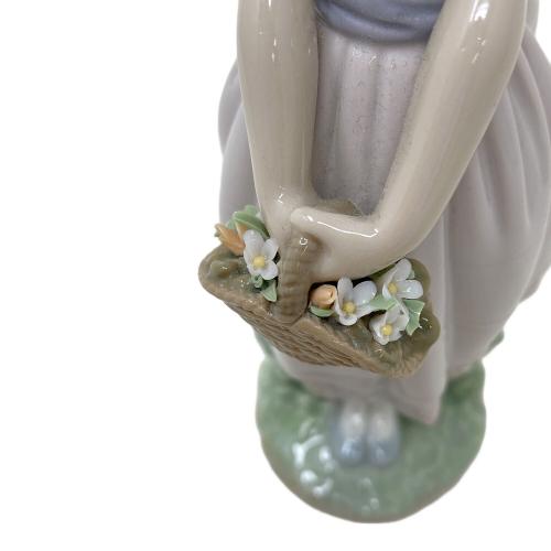 LLADRO (リヤドロ) フィギュリン 花の小径 8246