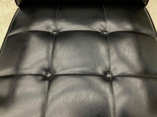 カリモク60 (カリモクロクマル) Kチェア ブラック×ブラウン 1シーター W36170BW 合皮