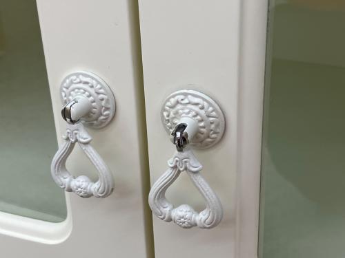 東海家具 (トウカイカグ) ロココ調サイドボード ホワイト