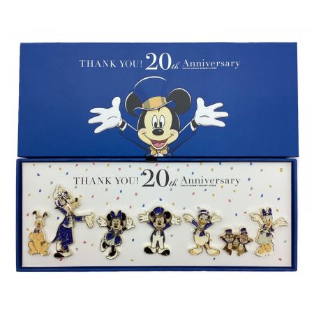 9,020円ミッキー＆フレンズ ピンバッジ セット  ディズニーストア　20周年記念