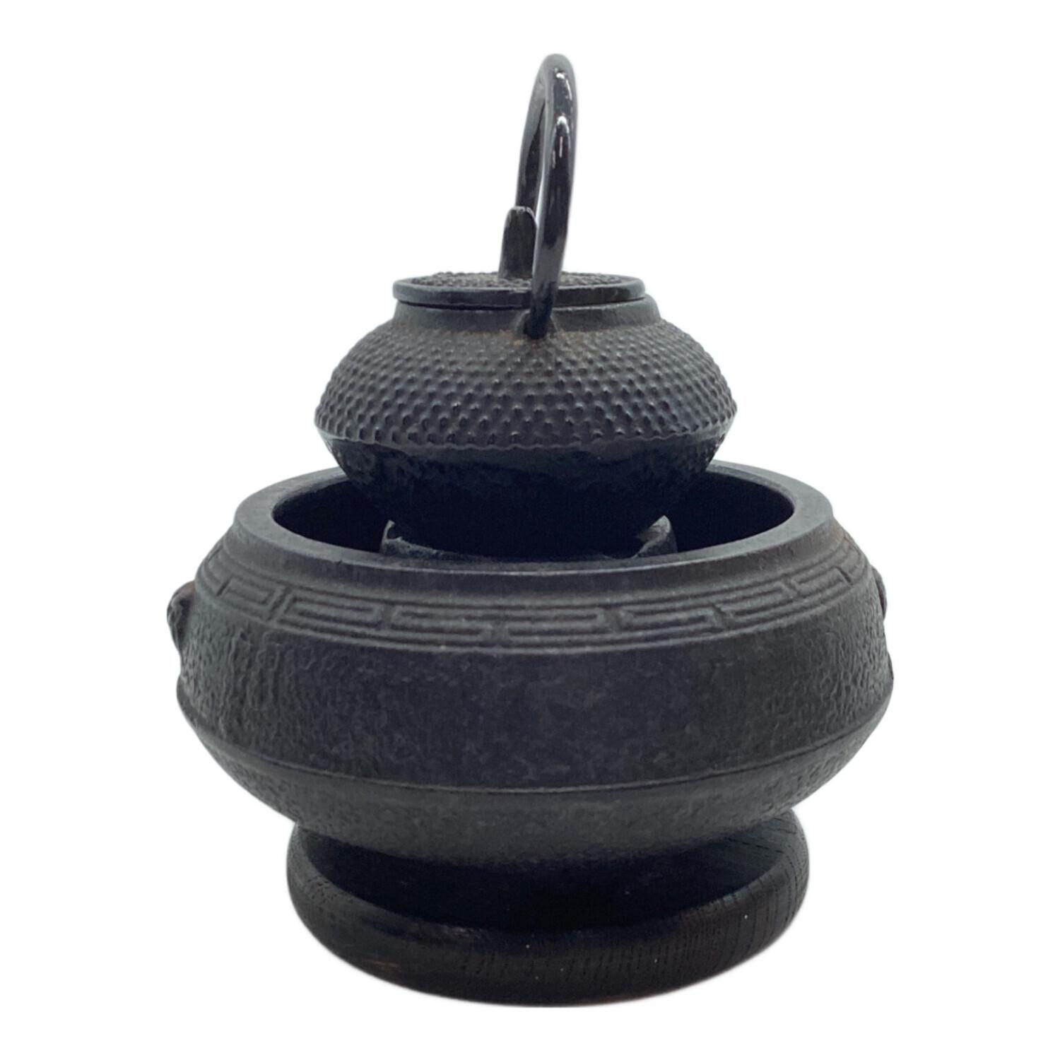 新品未使用品　南部菊泉堂造　鉄瓶　12型刷毛目アラレ　火鉢・五徳セット 南部菊泉堂造 鉄瓶 12型刷毛目アラレ 火鉢・五徳セット 火鉢