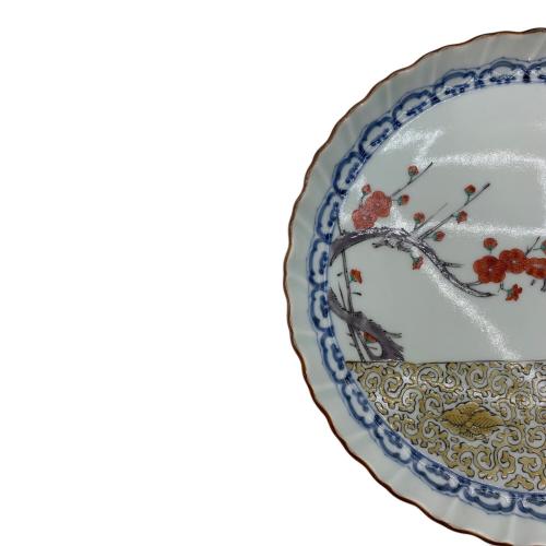 有田焼 (アリタヤキ) 色絵片身梅唐草捻輪花6寸皿 李荘窯