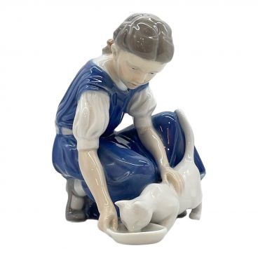 ロイヤルコペンハーゲン猫にミルクをあげる少女