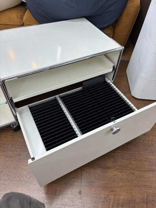 USM Haller (ユーエスエムハラー) キャスター付AVボード ホワイト