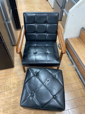 カリモク60 (カリモクロクマル) 1人掛けソファー X36206BD オットマンのくるみボタンが取れかけています 201 スタンダードブラック