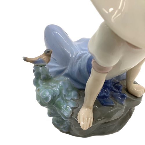 LLADRO (リヤドロ) 小鳥の歌を聴く少女 NAO