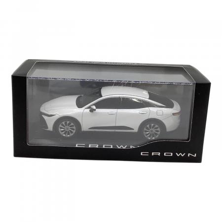 TOYOTA (トヨタ) CROWN プレシャス ホワイトパール クラウンスポーツ