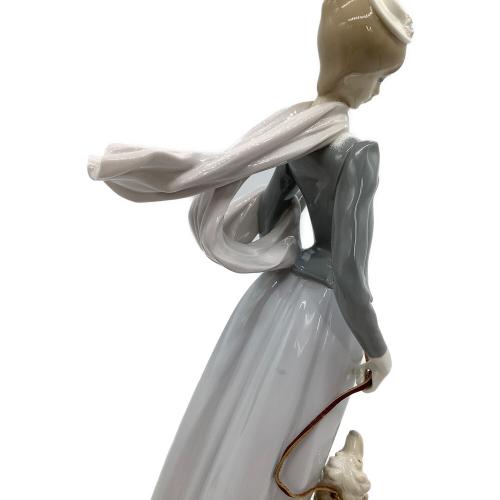 LLADRO (リヤドロ) フィギュリン 「ショールの貴婦人」