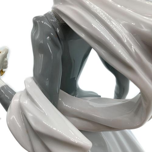LLADRO (リヤドロ) フィギュリン 「ショールの貴婦人」